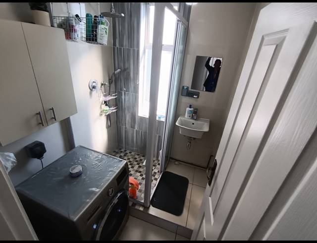 2.5 BEDROOM FLAT TO LET IN ESSENWOOD